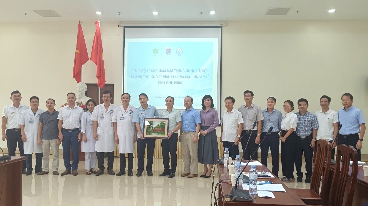 Đoàn công tác trao quà lưu niệm cho ngành y tế tỉnh Vĩnh Phúc
